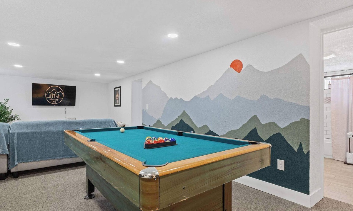 Erie House | Erie Escape-Billiards Table- Skee-Ball- Hot Tub!