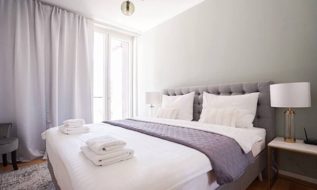 Erdberg Condo | Exclusive 2-Bedroom condo with Pool & Balcony