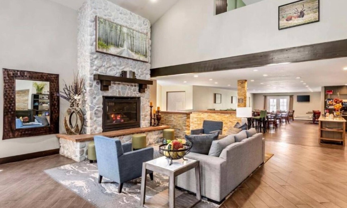 Eagle Hotel | Experience Relaxation in a Peaceful Room Near Eagle Ranch Golf Club