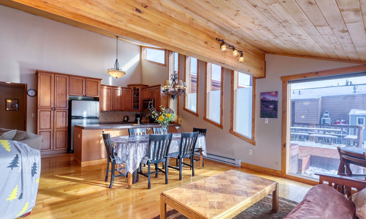 Fraser House | Family-friendly cozy house, quiet, next to Fraser river with a beautiful view!