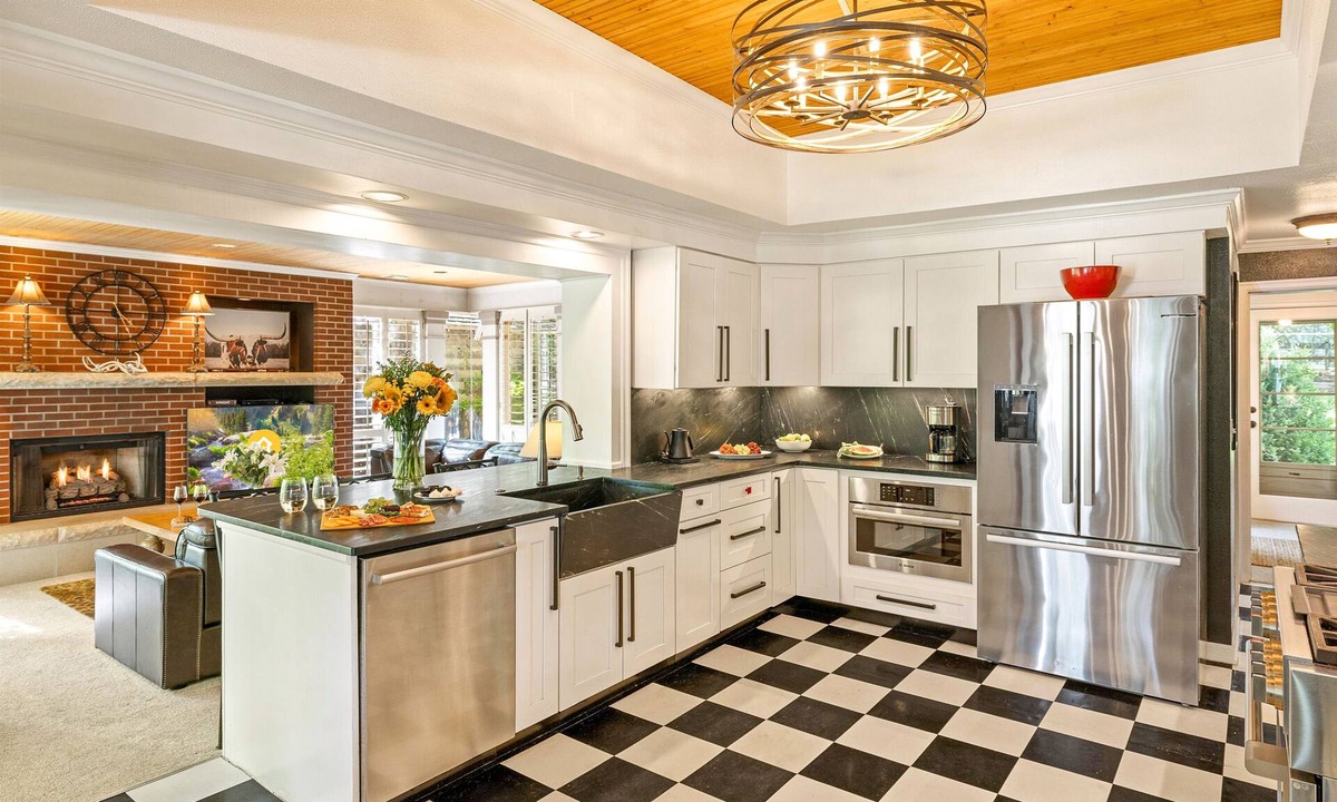 Parkside House | Family-Friendly Home with Expansive Backyard