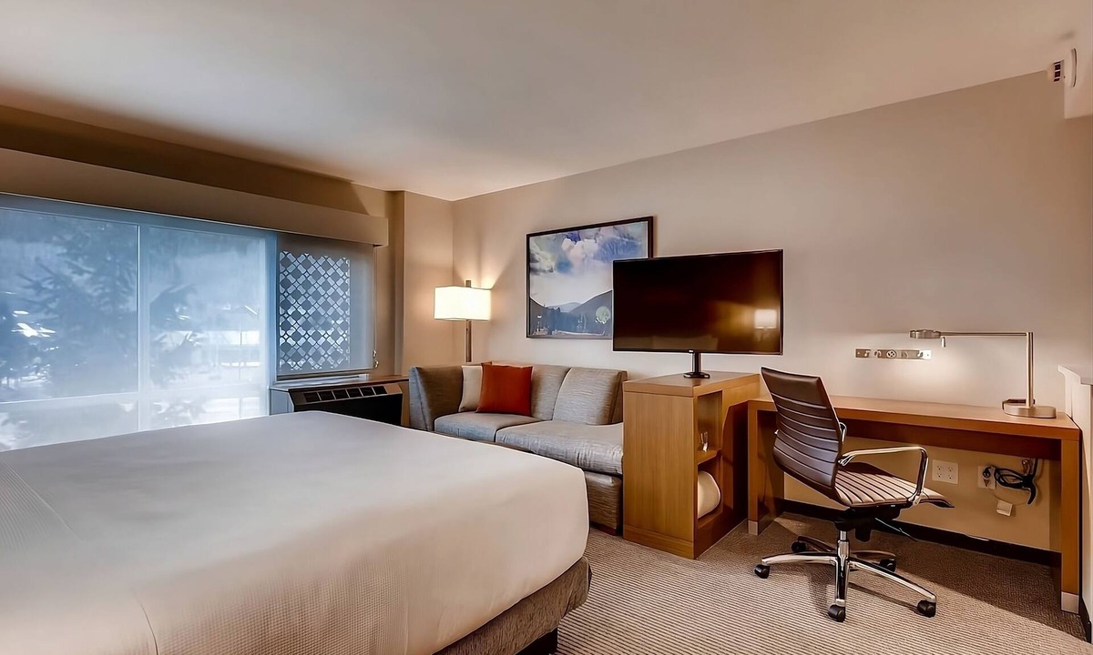 Mountain House Hotel | Family Mountain Getaway Near Dillon Reservoir | Free Breakfast