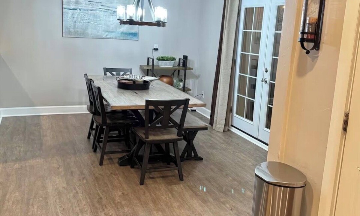 Jewell Heights - Hoffman Heights House | Family Retreat Near Airport & Hospitals Private Yard, Fire Pit & Playground.