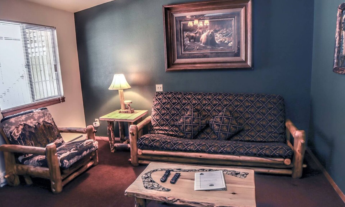 Estes Park Ski Chalet | Family Sized 1 Bedroom Chalet, sleeps up to 6