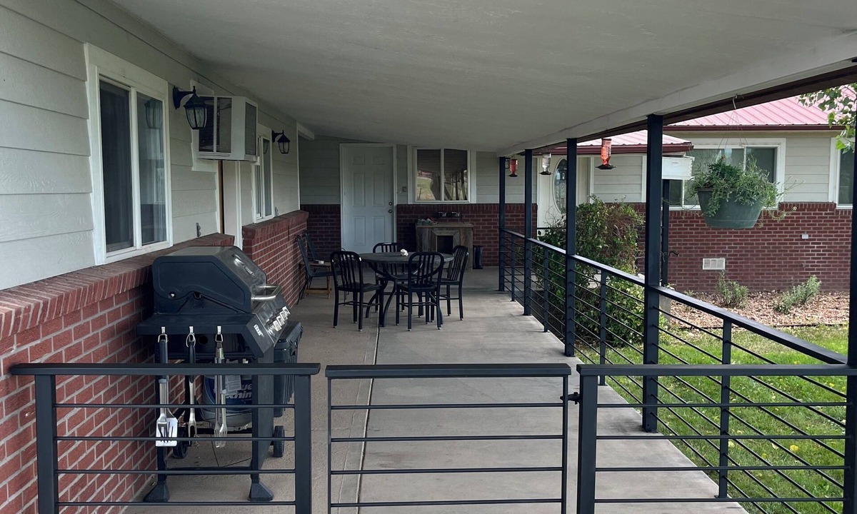Lazear House | Farm Stay Cozy 2-bedroom guest house on farm in Hotchkiss