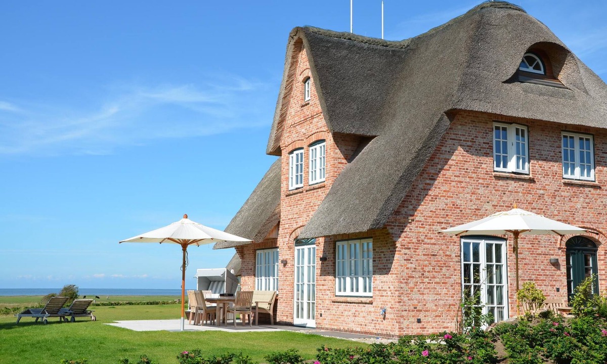 Großmorsum House | First-class house under thatch with an unobstructed view of the Wadden Sea