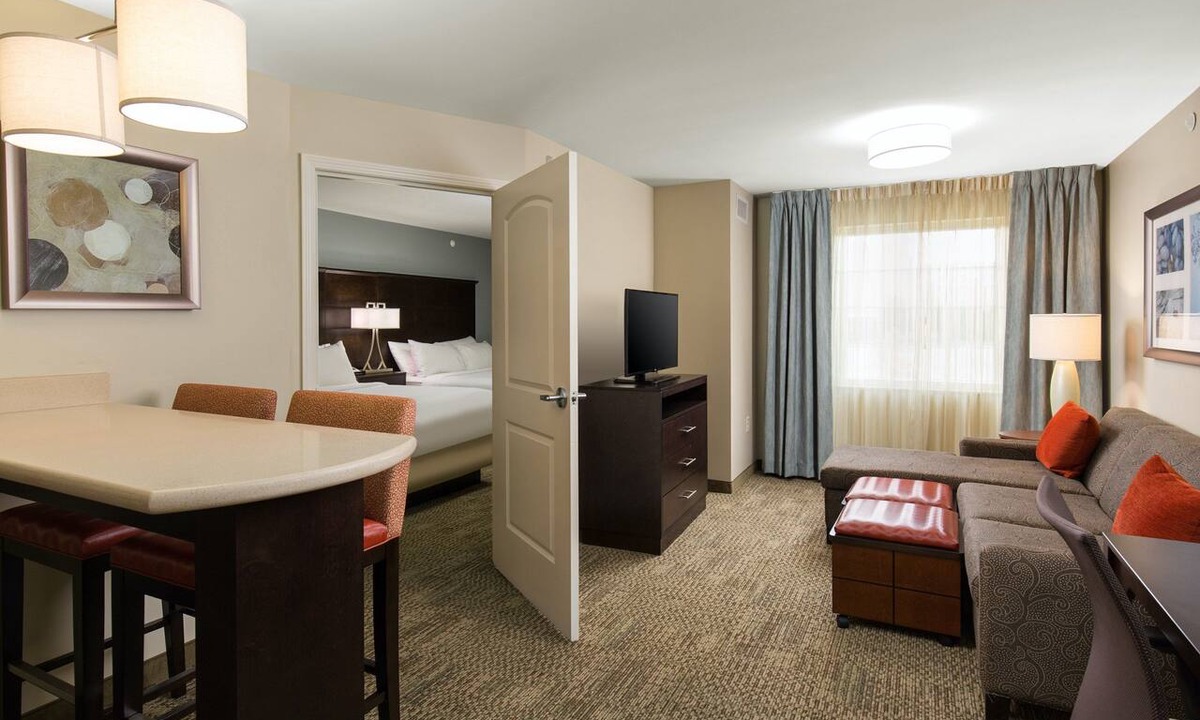 Northfield Apartment | Free Breakfast Buffet Every Morning. Pool & Gym Access.