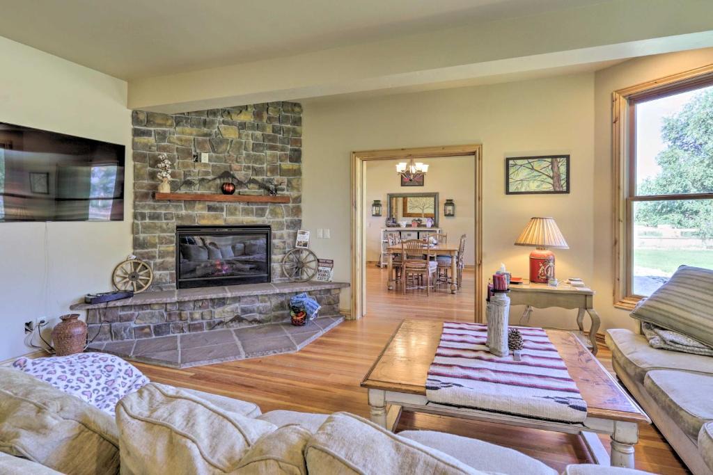 Fruita House | Fruita Victorian Home w/Hot Tub + Mountains!