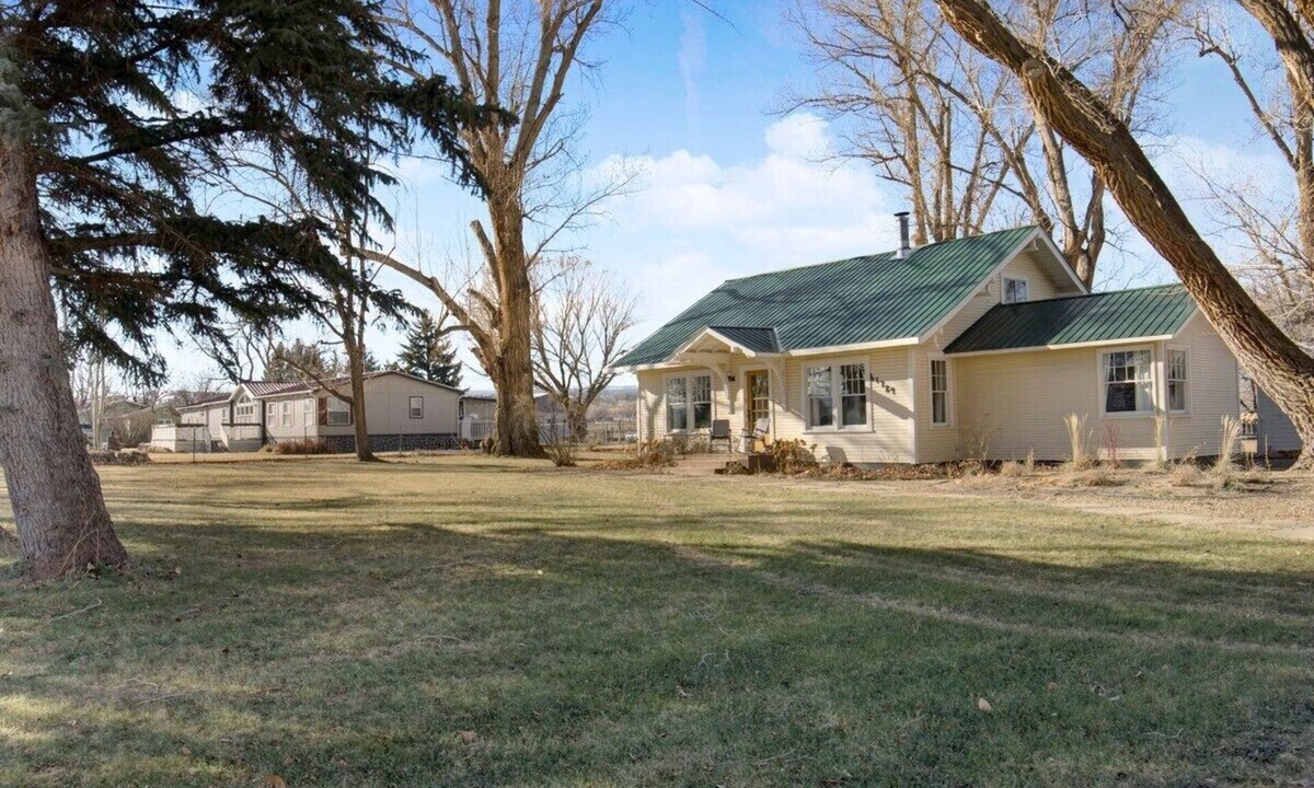 Montrose House | Fully Renovated Historic 1920's Bungalow on 1-acre/Pet Friendly!