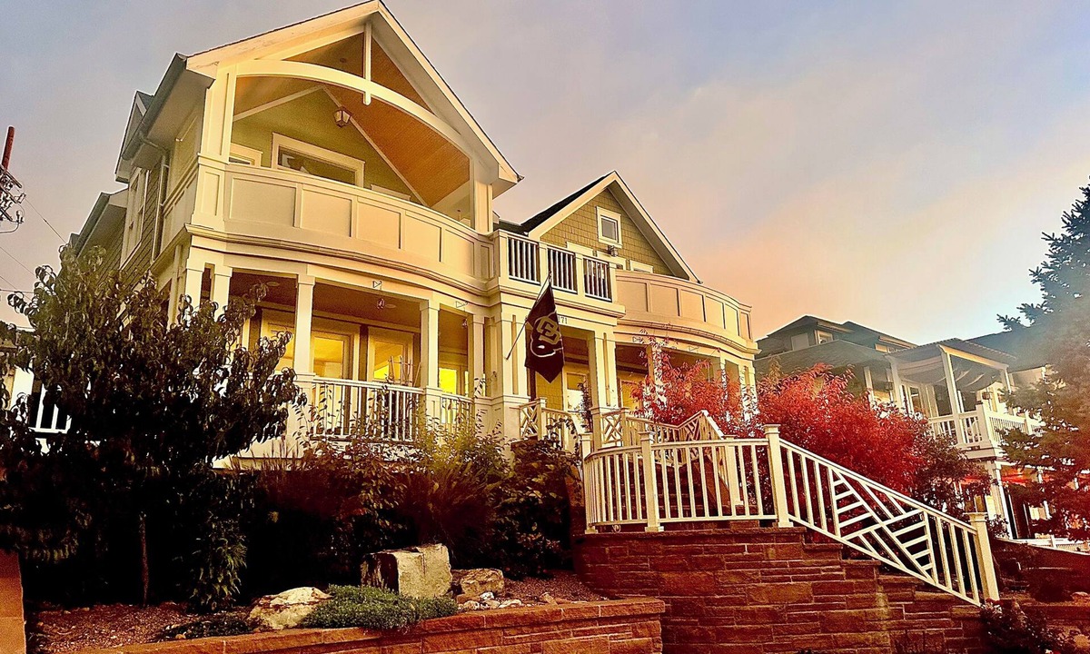 Whittier House | Gorgeous 5 Bed House with Hot Tub, Atop Mesa in Downtown Boulder