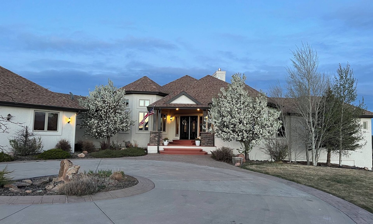 Monument House | Gorgeous estate with glorious mtn views, indoor pickleball, XL hot tub & sauna!
