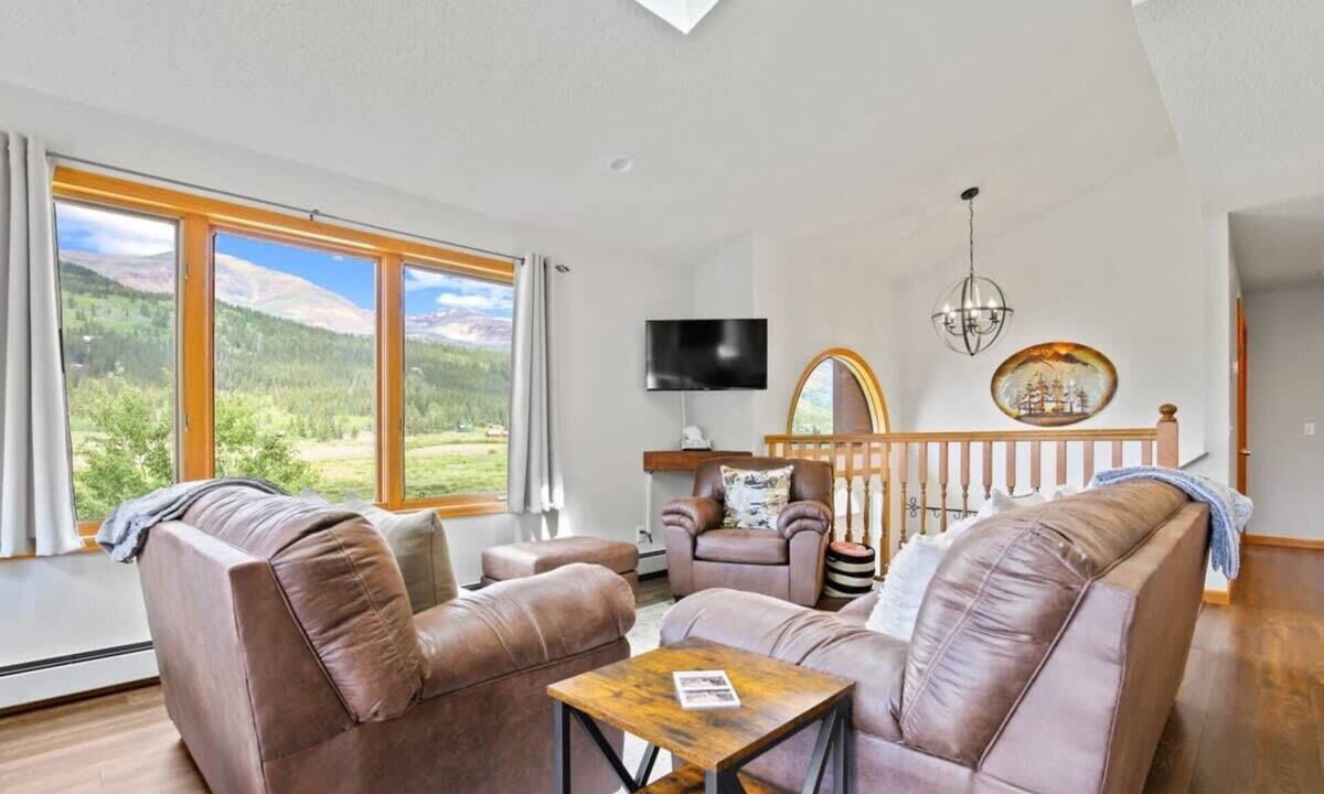 Alma House | Gorgeous Retreat with Mountain Views and Deck