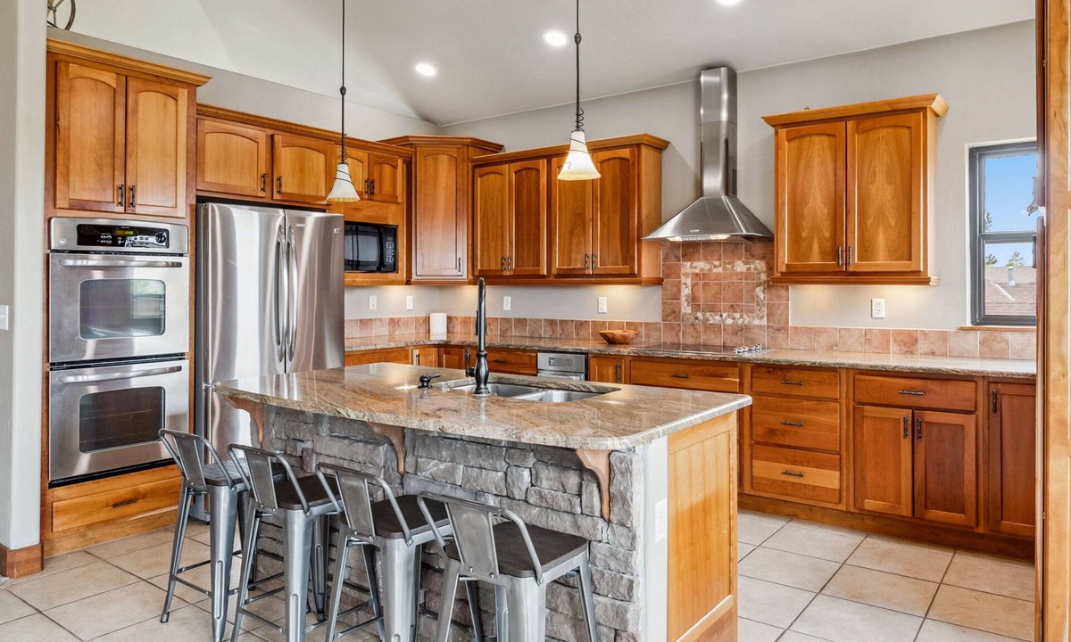 Innsbruck Val Moritz House | Granby Escapes – Luxurious 5 BDR w/Private Hot Tub & Game Room!