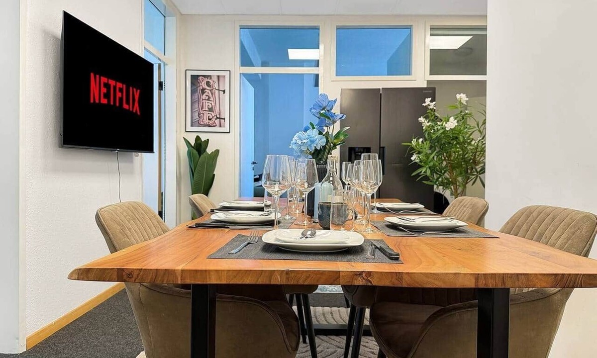 Heusteigviertel Apartment | Großes Urban Loft für Gruppen in Stuttgart