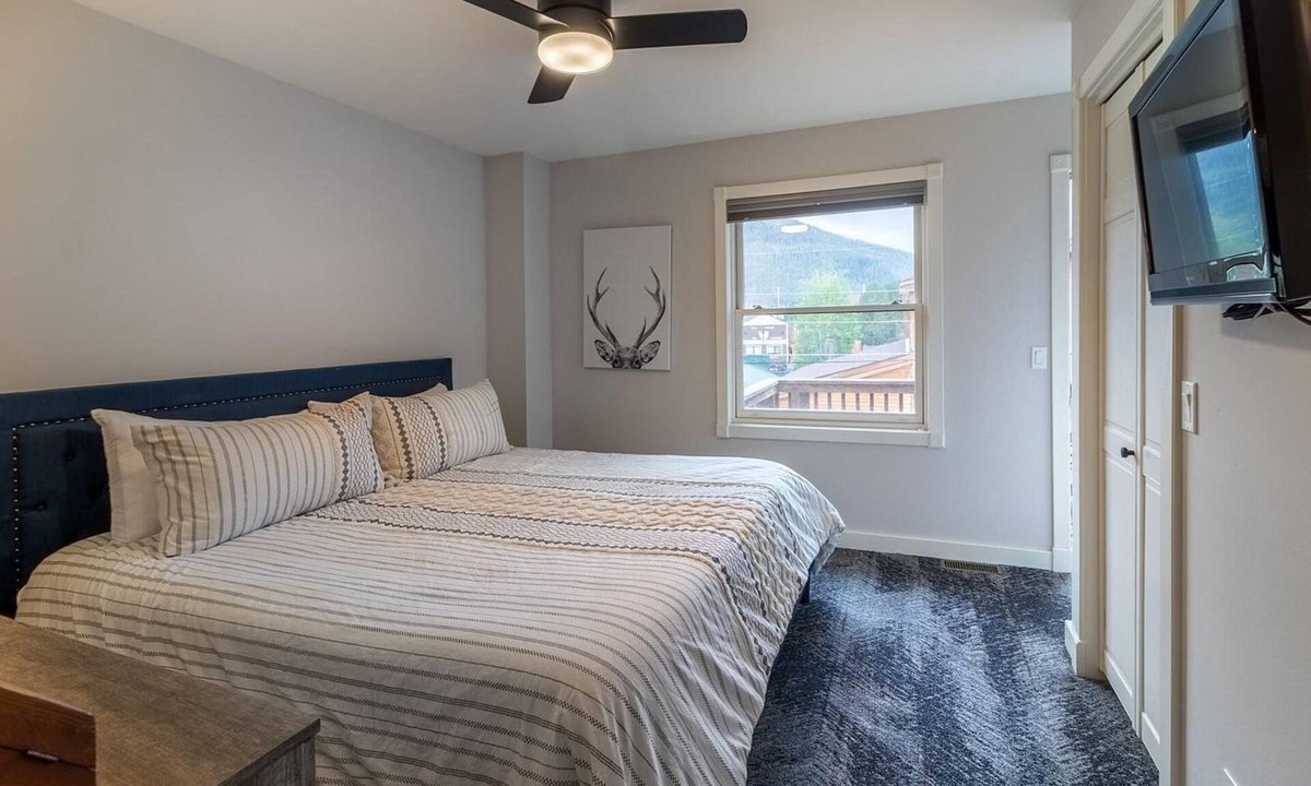 Grand Lake House | Heart of Grand Lake I Tri-Level TH I Bright and Stylish Mountain Contemporary!