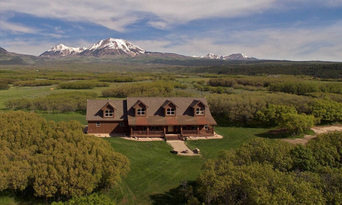 La Sal Cabin | Hidden Oaks Lodge-8 bedrooms 39 beds, Beautiful La Sal Area