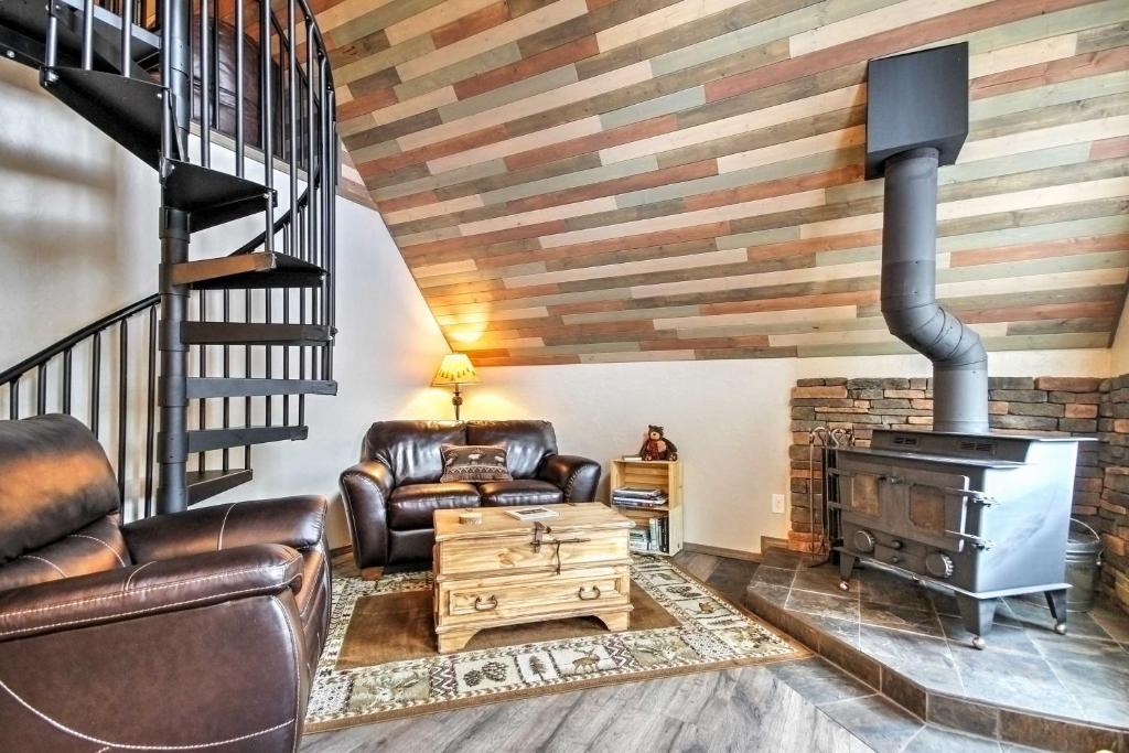 Cripple Creek House | Hillside Cripple Creek Cabin w/Hot Tub, Mtn Views