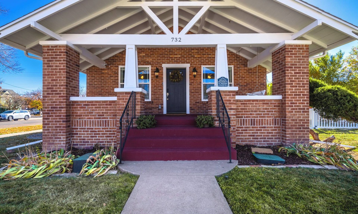 Canon City House | Historic Brick Home Sleeps 11 2 blocks from downtown Hot Tub!