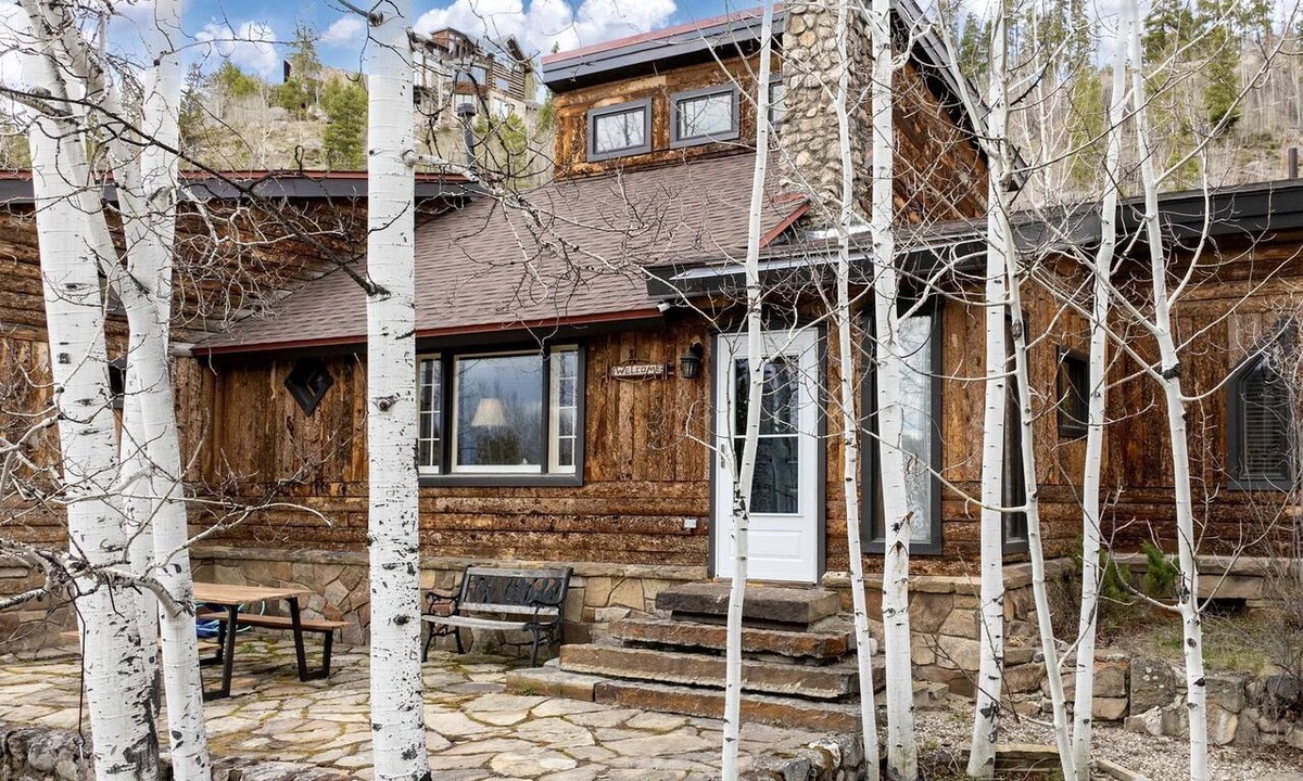 Grand Lake Cabin | Historic Downtown Grand Lake Cabin with Hot Tub Walk to Beach and Shops