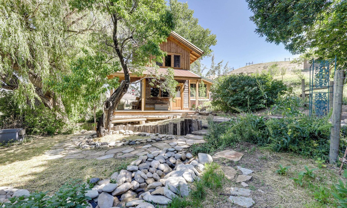 Lazear Cabin | Historic Nature Lovers Cabin on Farm in Paonia!