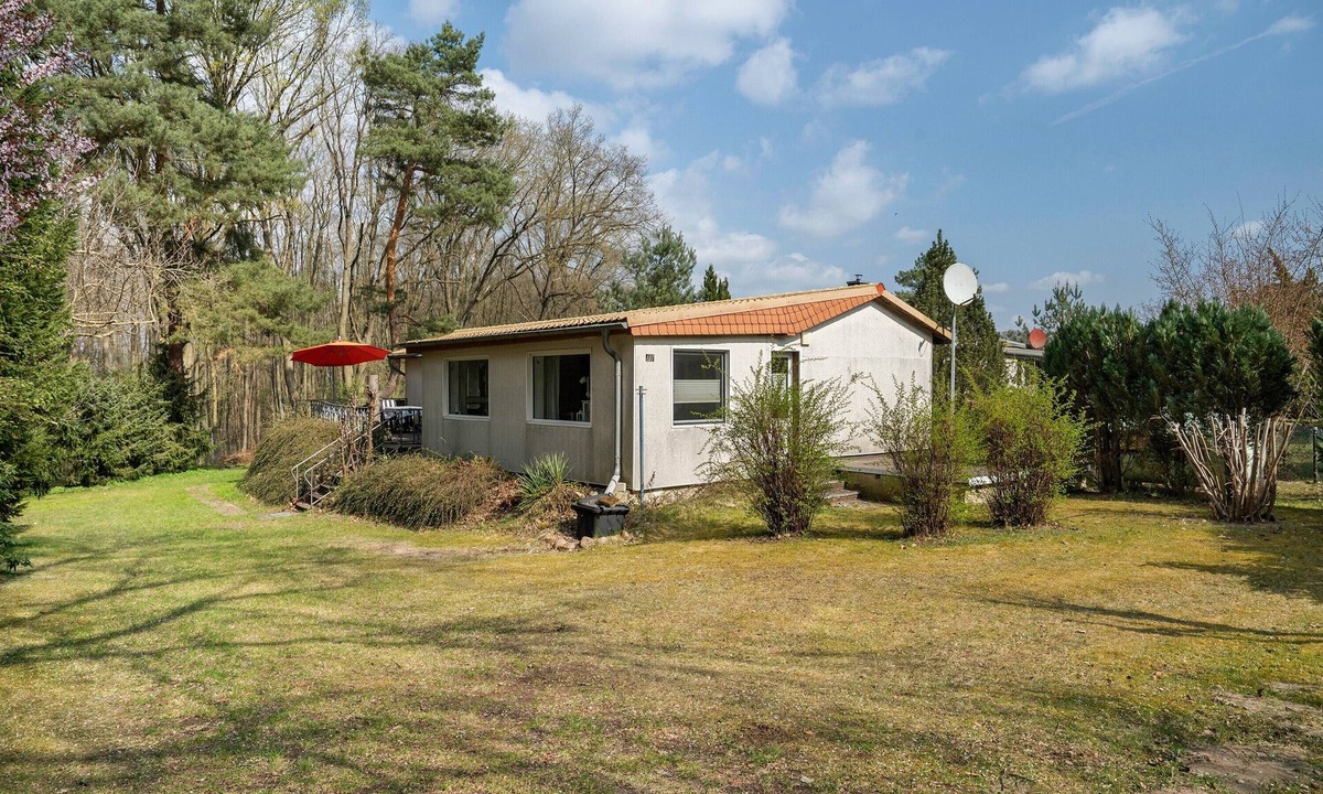 Klein Quassow House | Holiday Home 'Baumfuchs' with Lake View, Private Terrace and Wi-Fi