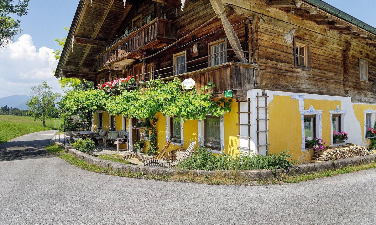 Rettenschoess House | Holiday Home for 9 Guests, 200 m², with Balcony and Wi-Fi