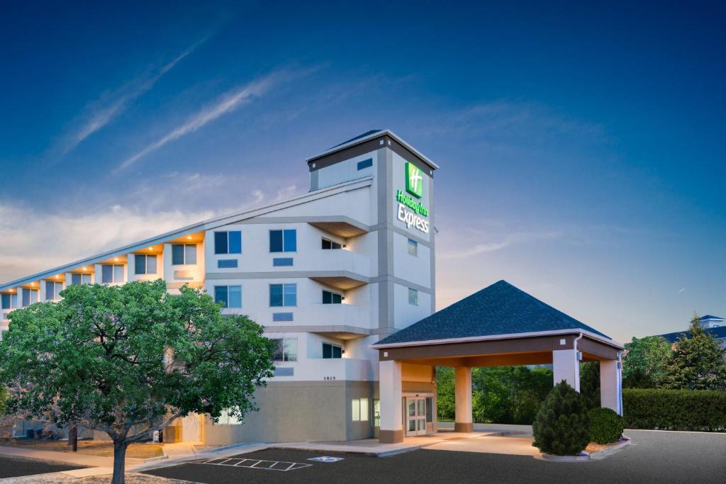 Southeast Colorado Springs Hotel | Holiday Inn Express & Suites Colorado Springs-Airport by IHG