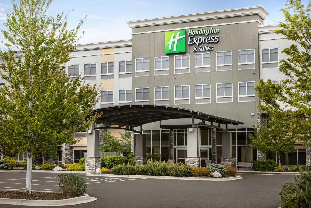 Colorado Springs Hotel | Holiday Inn Express & Suites Colorado Springs Central by IHG