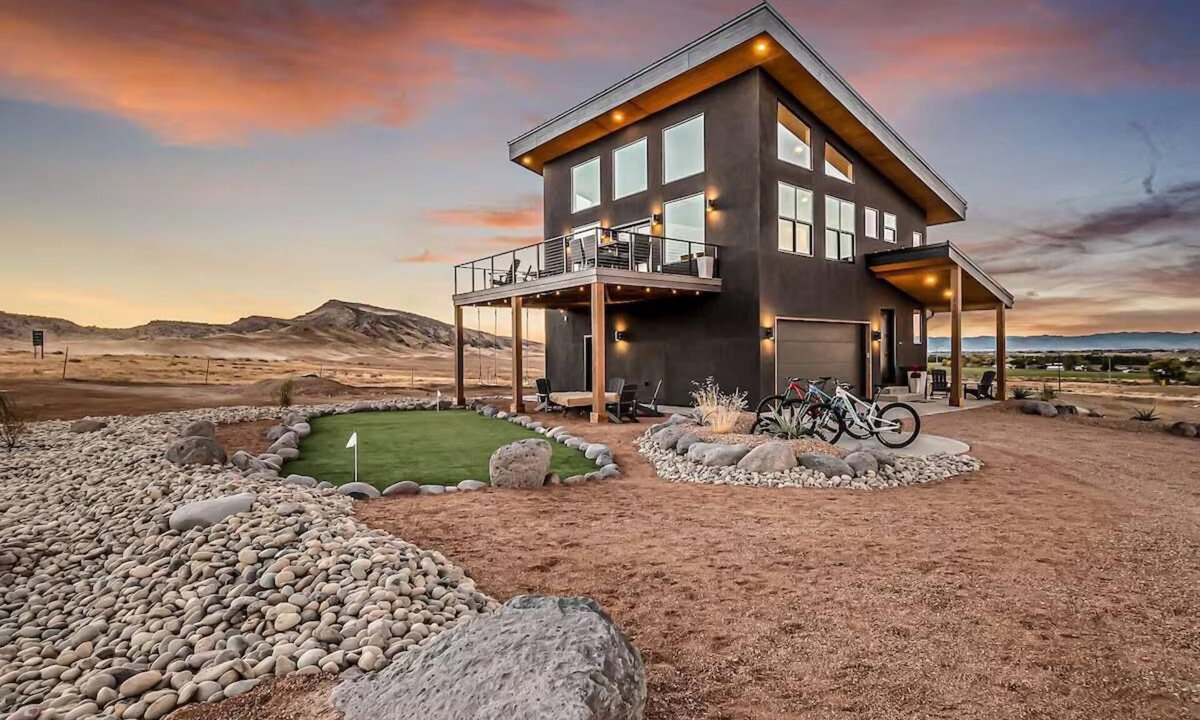 Loma House | Horsethief Hideout - Views, Hot Tub, Firepit Table, Trails Oasis