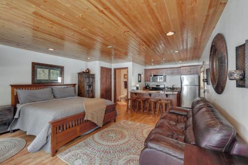 Taos Ski Valley House | Hot Tub Access: Studio 2 Mi to Taos Ski Resort