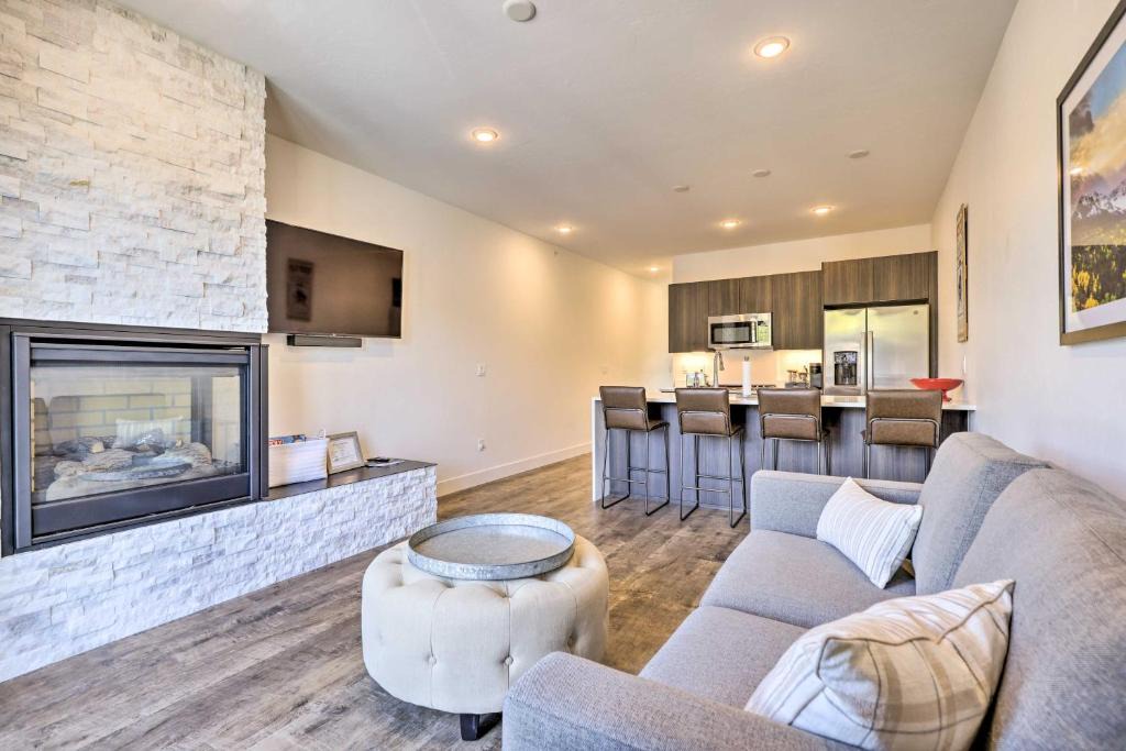 Willow Grove House | Hot Tub & Balcony: Riverfront Silverthorne Condo!