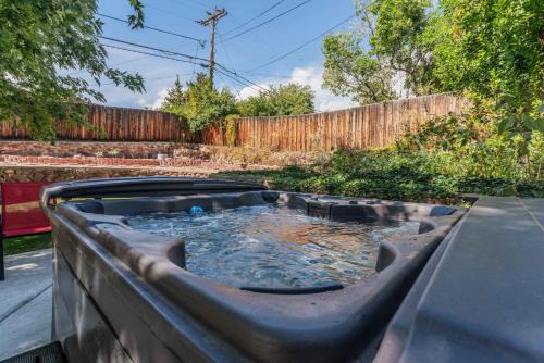 Golden House | Hot Tub Family Home with Mountain Views - Close to Red Rocks and Clear Creek