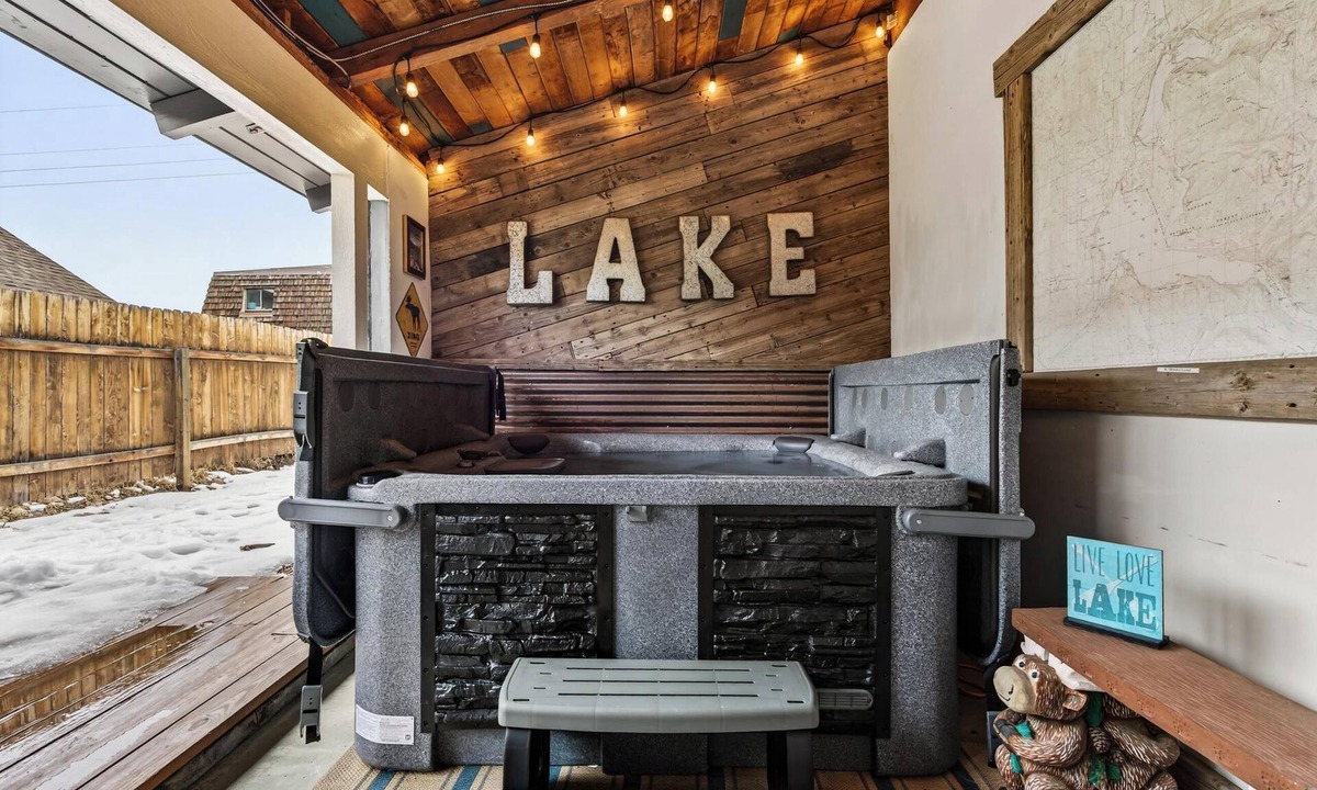 Grand Lake House | HOT TUB-Fast Wifi-8 beds <2 kings> 1 block to Lake-4 blocks to restaruants/shops