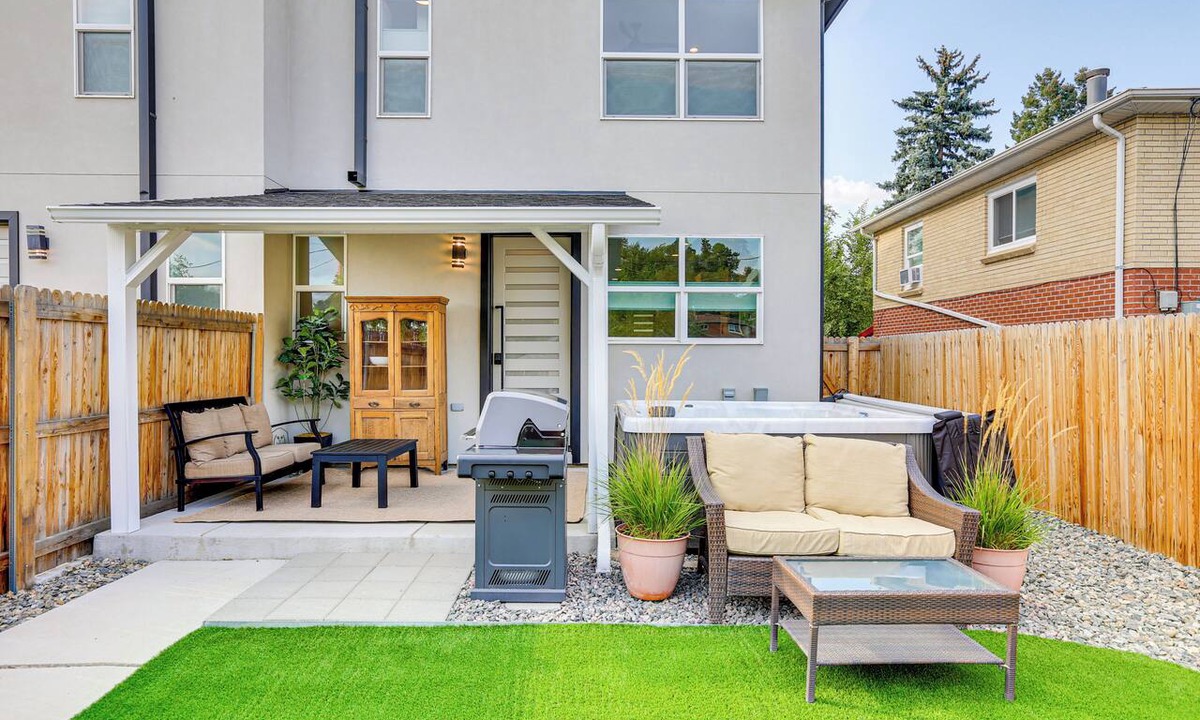 Golden House | Hot Tub & Mtn-View Rooftop Deck: Golden Home