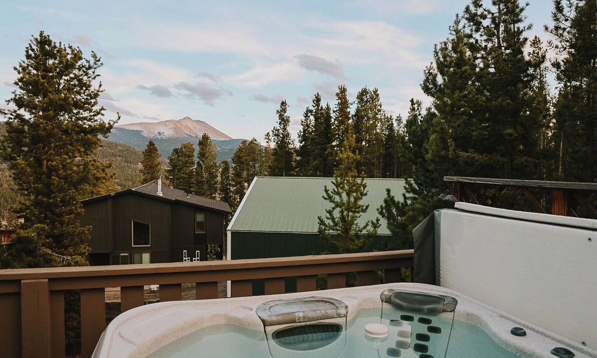 Breckenridge Ski Chalet | Hot Tub + Mtn Views 5 Min to Town Sleeps 8 Peak 7 Retreat Dog Friendly