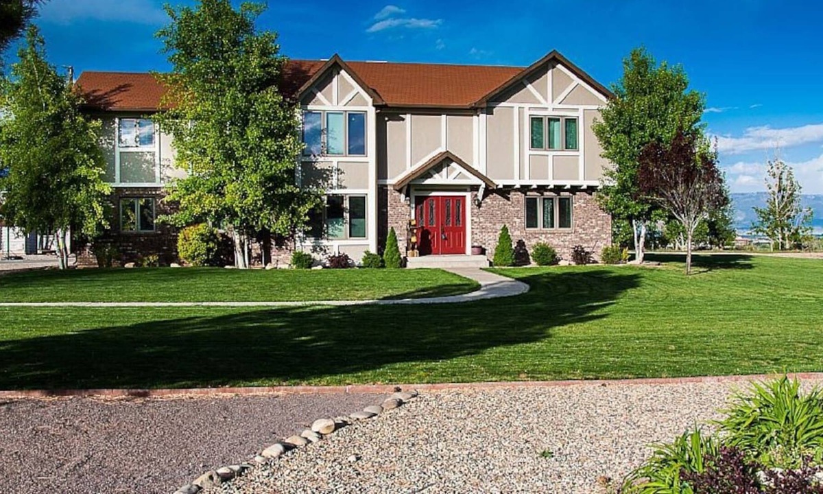 Grand Junction House | HOT TUB! POOL TABLE! 4000 sq ft 1 ACRE!