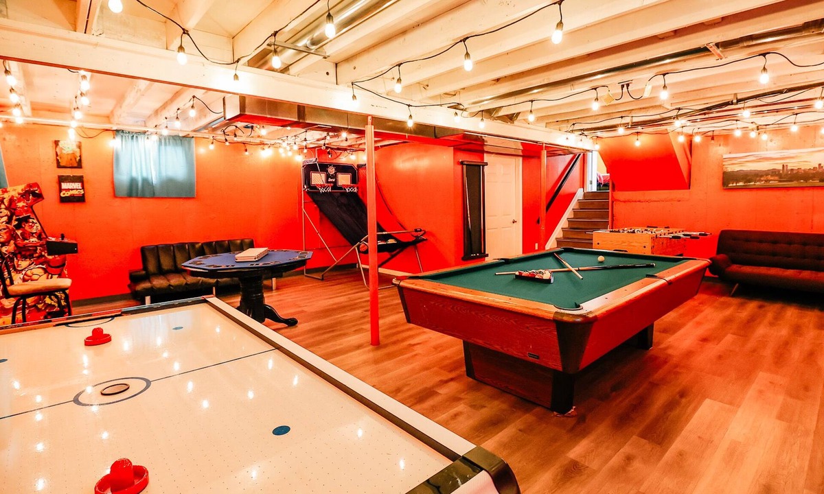 Arvada House | HotTub PS5 Theater GameRoom Golf DancePole 420