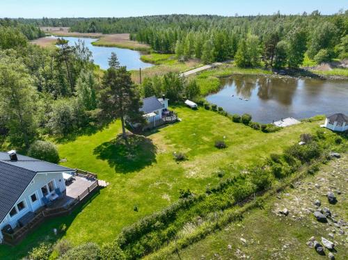 Lapvaartti House | House and guest house with sauna by the sea