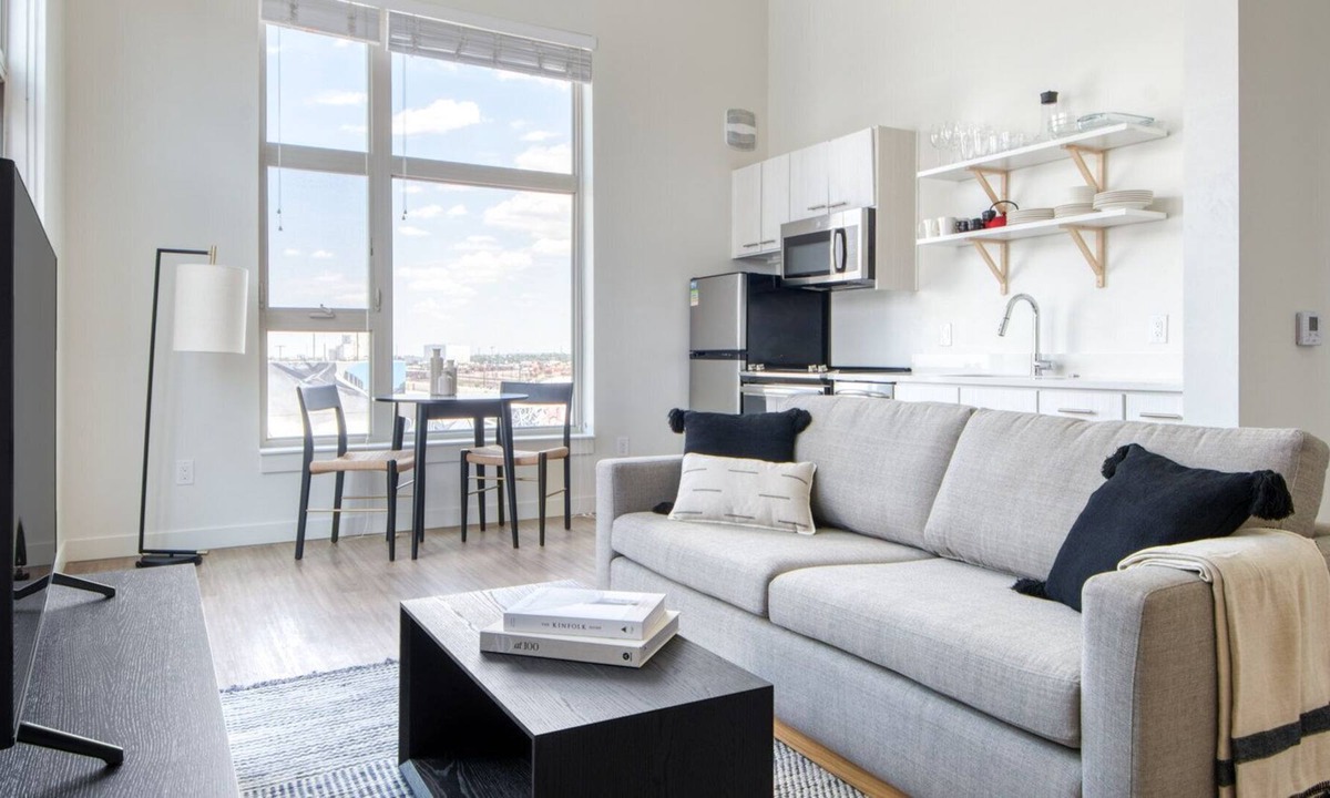 River North Art District Apartment | Ideal RiNo Studio w/ Gym, Roof Deck, in Brewery District, by Blueground