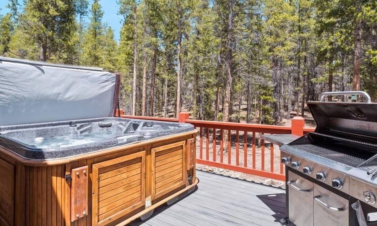 Leadville North House | Imogene Home — 4BR + Hot Tub, Sleeps 10, 15 min to Ski Cooper, Ping Pong Garage