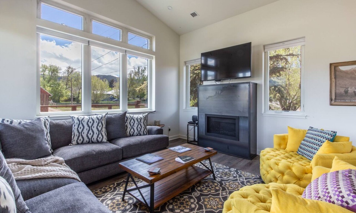 Ridgway House | In the Heart of Ridgway | Amazing Views | A/C | Deck