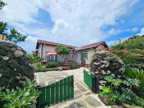 Hallim House | Jeju neulpureon house