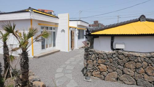 Gujwa House | JEJUDO THECCLLIMSTAY Gimnyeong Village4 people, maximum 7 people, room 4, bathroom 2