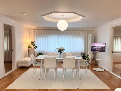 Seocho-gu Apartment | Jenny House #강남홍대 20분! #탁트인 관악산뷰 감성스테이
