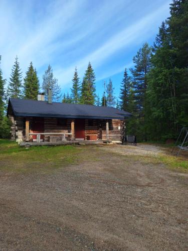 Syote House | Kaira, kahden makuuhuoneen kelomökki, lukuisten polkujen, polkupyöräreitin sekä kalaisan tunturilammen vieressä