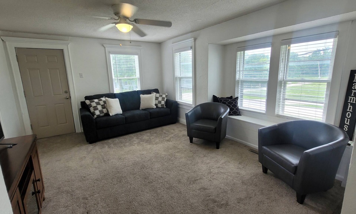 Waldron House | Kansas City 3-bedroom farmhouse on peaceful acreage near Legends entertainment!