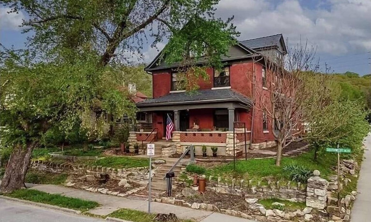 Rosedale House | KC Blvd Heights: Spacious 7BR Home, Central Locale