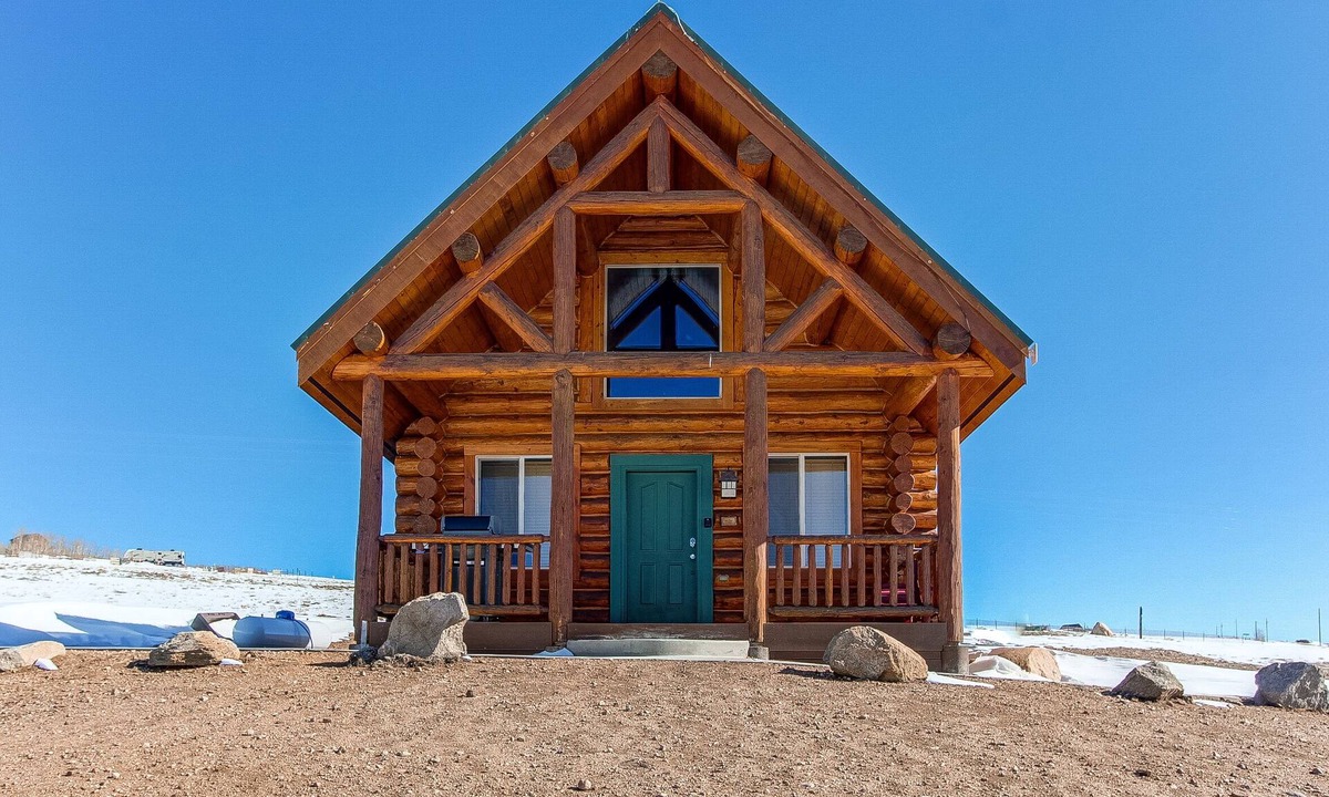 Michigan Hill Cabin | Kenosha Log Cabin with Beautiful Mountain View’s