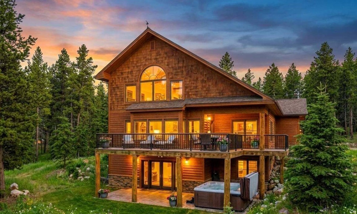 Breckenridge House | Kindred ✨ Luxury Mountain Chalet Hot Tub ♨️ Pet Friendly 🐾 Newly Reimagined