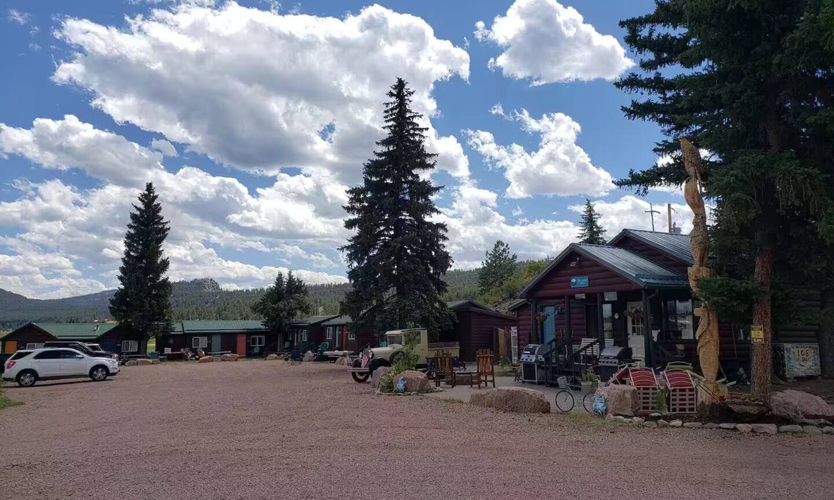 Lake George Cabin | Lake George Cabins & RV Park, Cabin 7, Horse, Mule and Geese